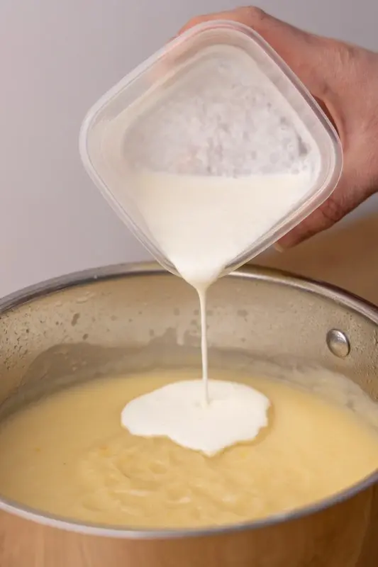 Añadir crema agria descongelada a la sopa