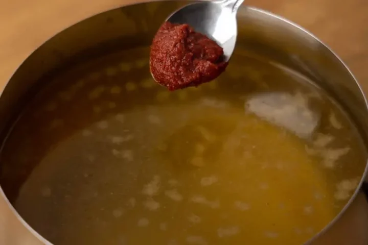 Añadir pasta de tomate al caldo