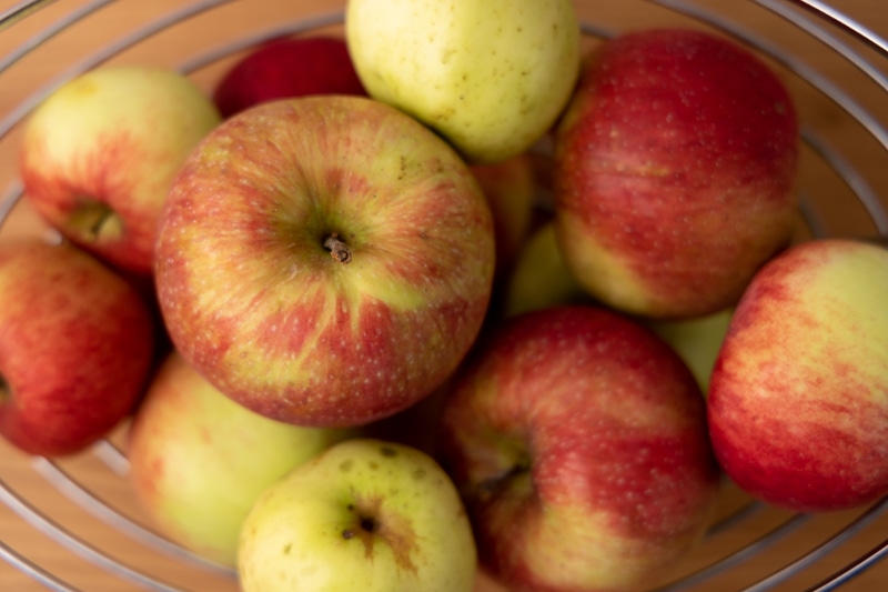 Manzanas en una canasta de frutas
