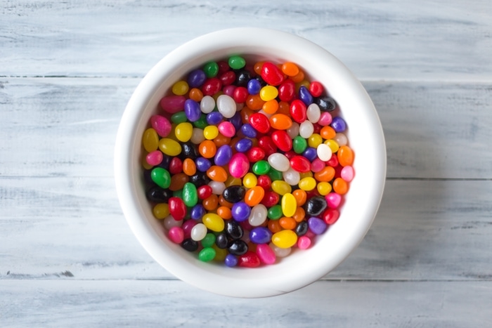 Tazón de fuente de coloridos caramelos