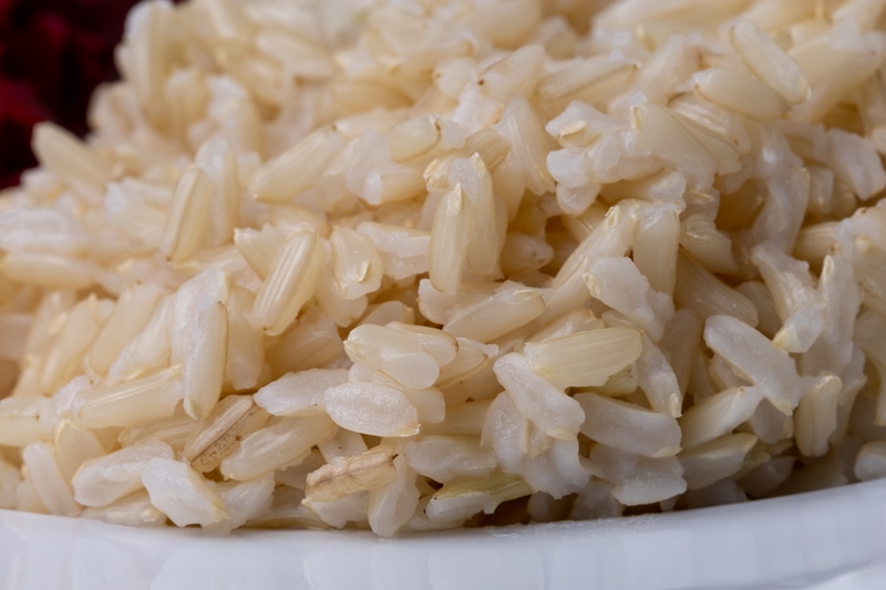 Primer plano de arroz integral cocido