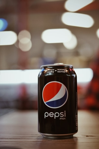 Una lata de Pepsi Max sobre una mesa
