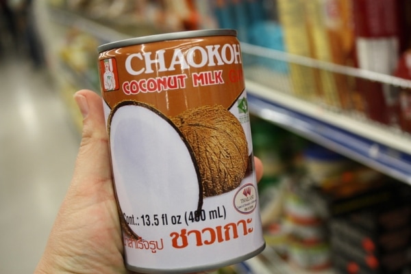 Lata de leche de coco en el supermercado