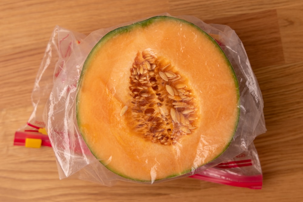 Mitad de melón en una bolsa para congelador