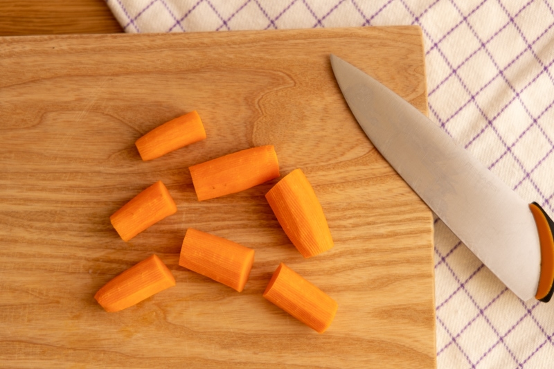 Zanahorias en una tabla de cortar