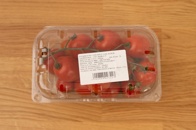 Tomates cherry en un recipiente con forma de concha