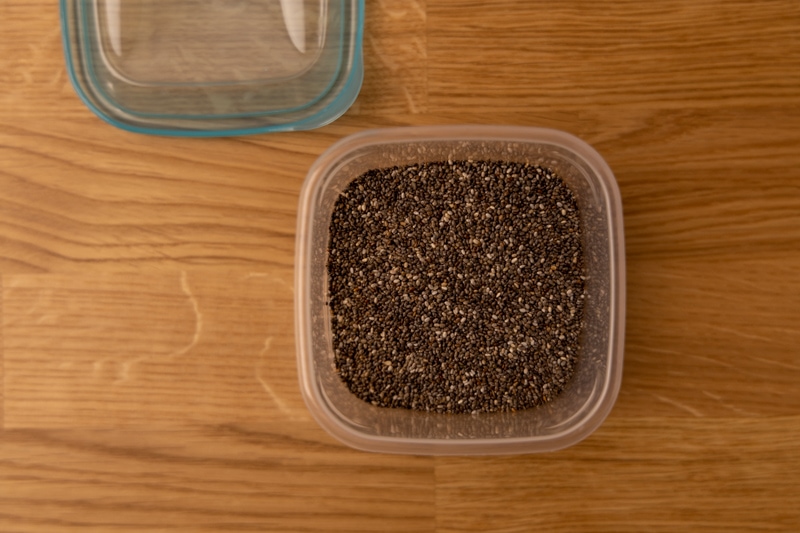 Semillas de chía en un recipiente hermético.
