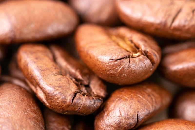 Primer plano sobre los granos de café