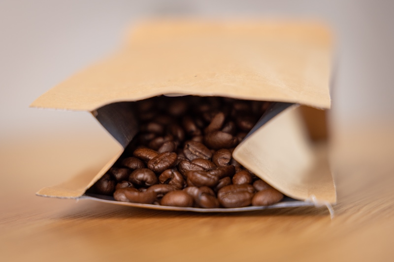 Granos de café en un paquete