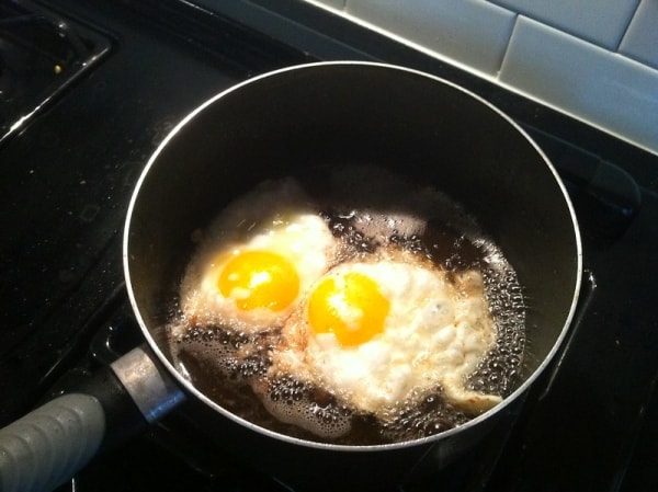Cocinar huevos en grasa de tocino