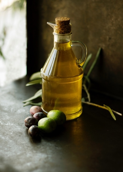 Botella de vidrio con cordones de aceite de oliva