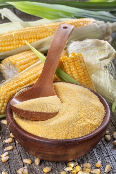 Sémola de maíz en un cuenco de madera