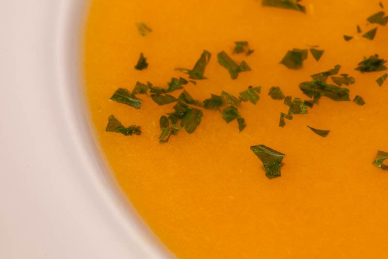 Primer plano de sopa cremosa de zanahoria