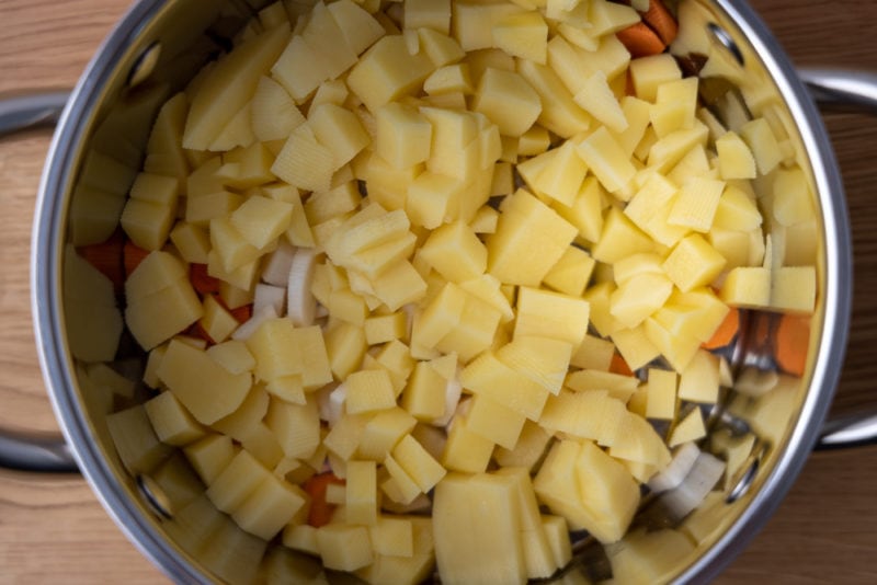 Preparación de sopa: papas en cubos