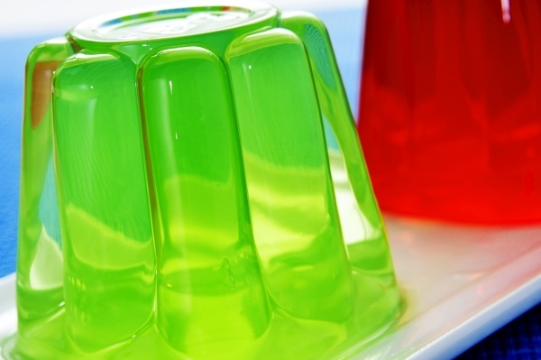 Plato con refrescantes postres de gelatina de diferentes sabores
