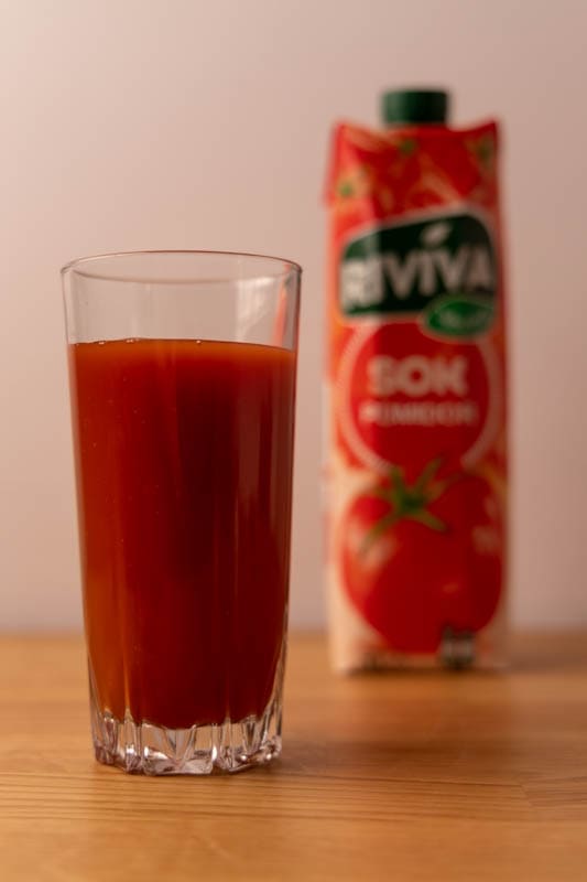 Vaso de jugo de tomate