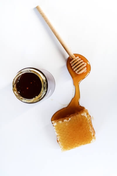 Miel en una mesa y un tarro de miel