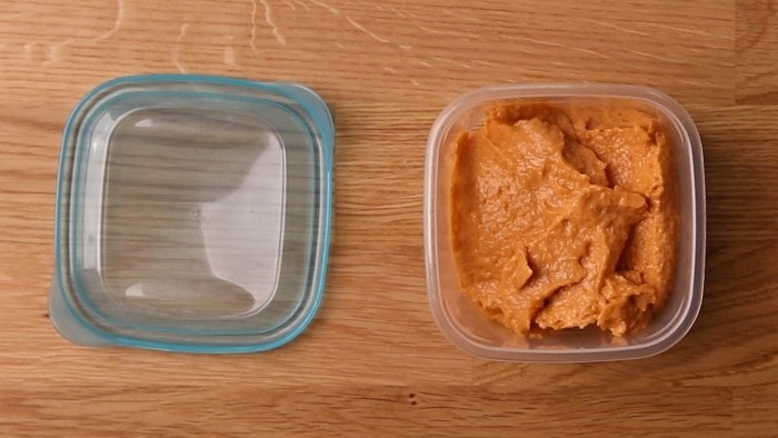 Hummus en un recipiente congelador