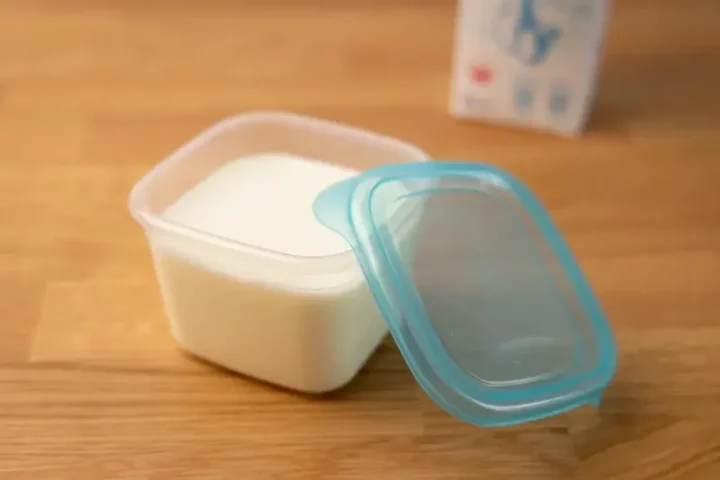 Leche de mantequilla en recipiente de plástico