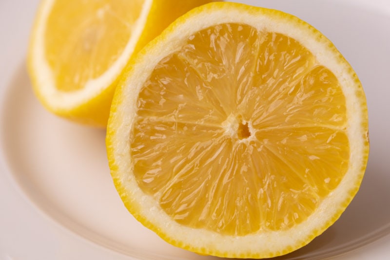 Limón cortado a la mitad