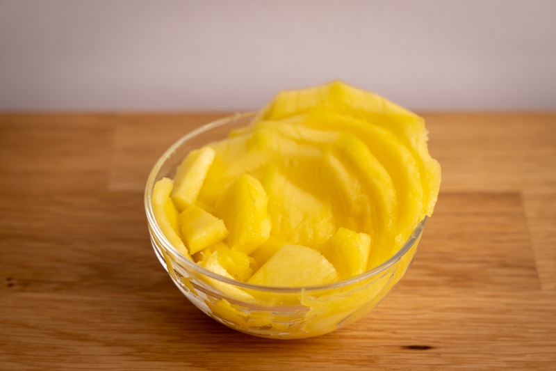 Rodajas de mango en un bol