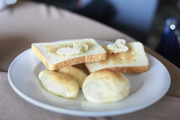 Margarina sobre pan para el desayuno