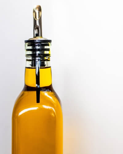 Aceite de oliva en una botella dispensadora