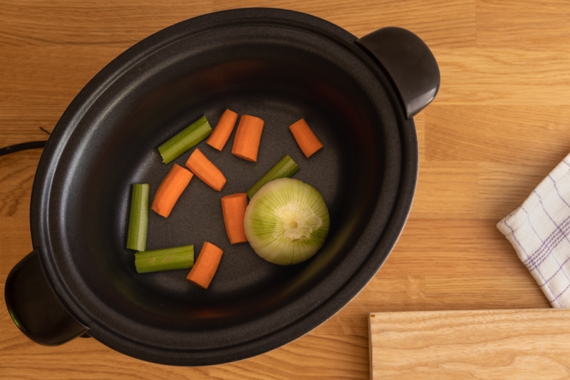 Hacer caldo: una cebolla y una zanahoria