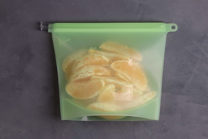 Gajos de naranja envasados ​​para congelar