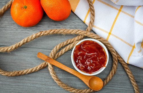 Mermelada de naranja con cuchara de madera
