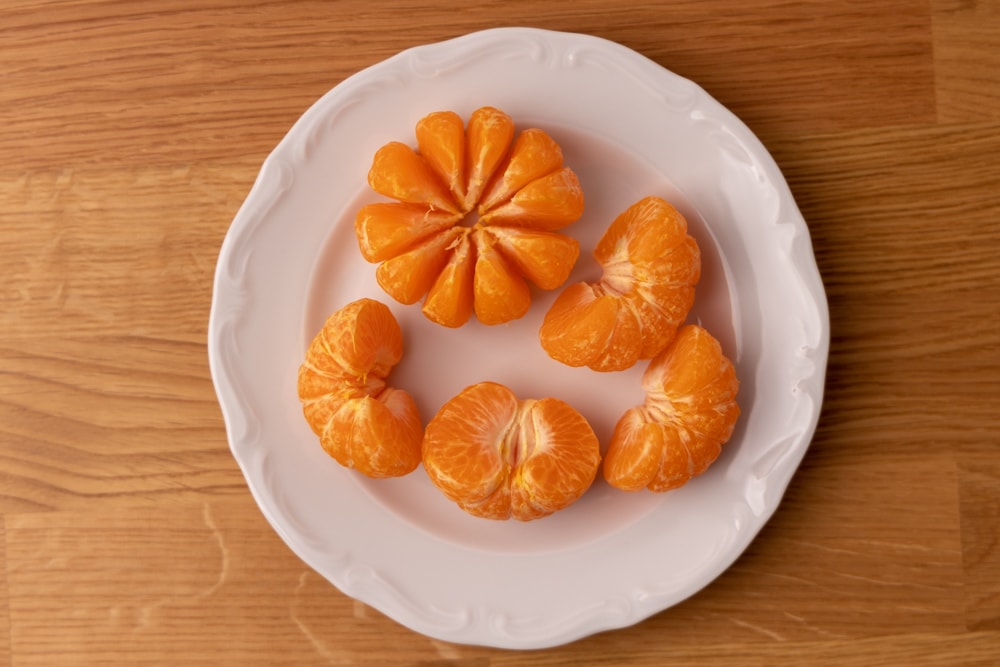 Mandarinas peladas y cortadas a la mitad