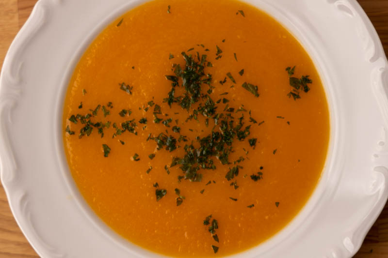Plato de sopa cremosa de zanahoria
