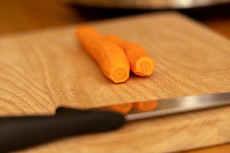 Preparación para cortar zanahorias