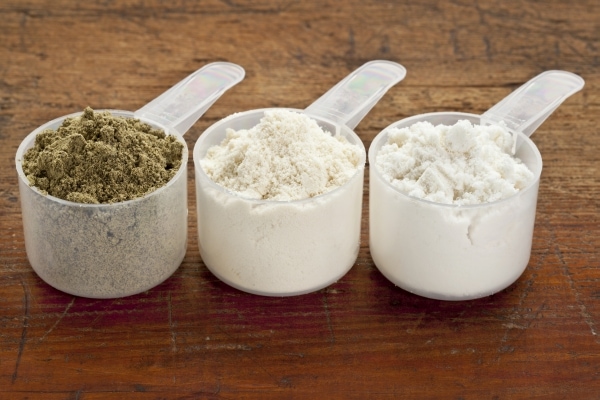 Cucharadas de tres proteínas en polvo (de la semilla de cáñamo izquierda, concentrado de suero, aislado de suero)
