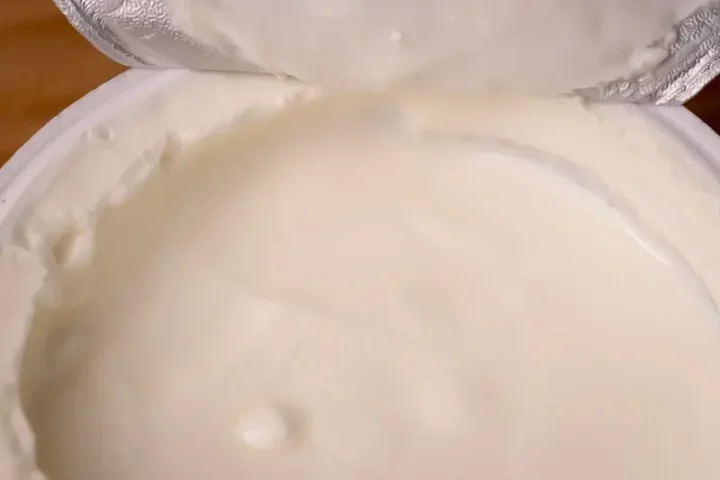 Separación en la parte superior de la crema agria