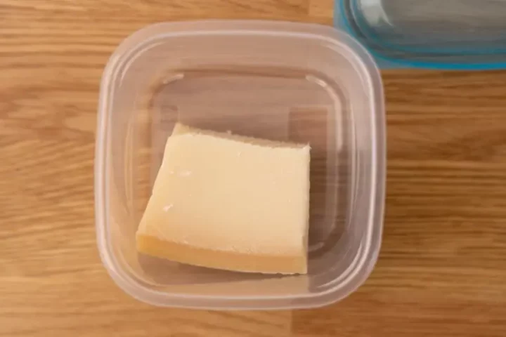 Sobras de parmesano en un recipiente