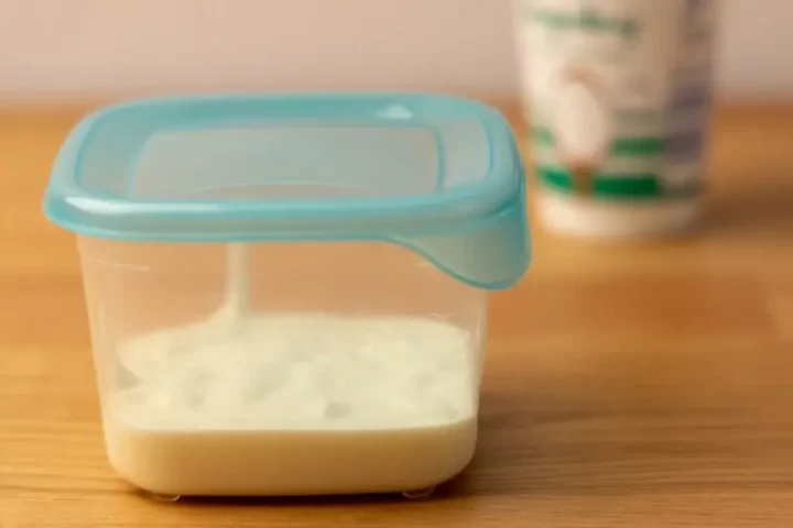 Sobras de yogur en el contenedor