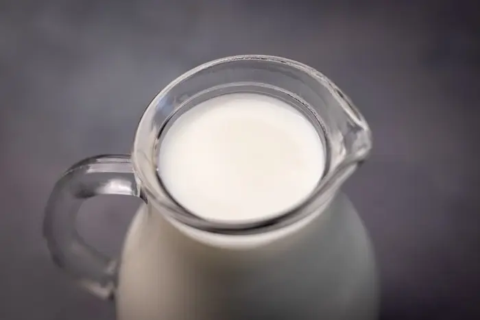Suero de leche en jarra de arriba abajo