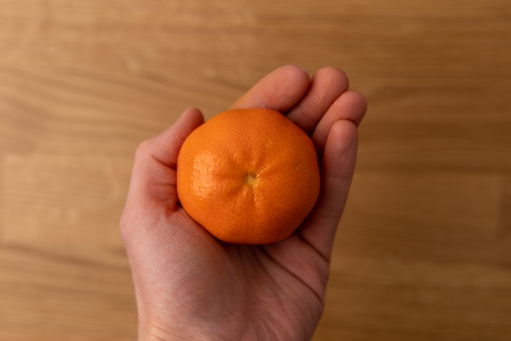 Mandarina en mano