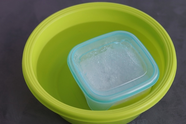 Descongelar leche de coco en agua fría