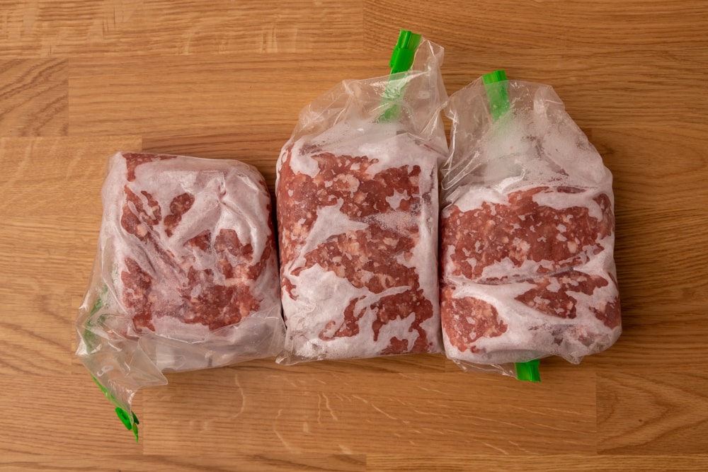 Tres bolsas de cerdo congelado