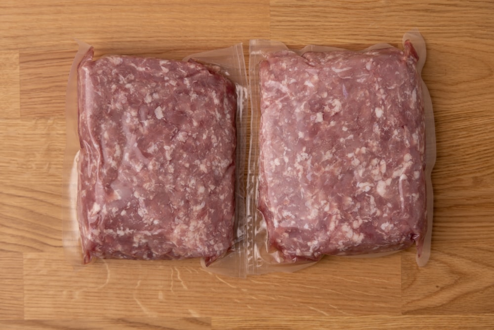 Dos paquetes de carne de cerdo molida