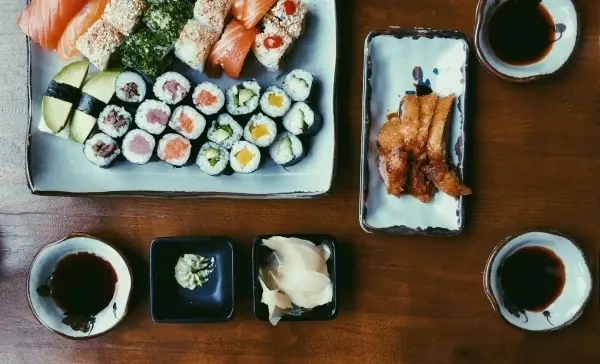 Variedad de sushi y cuencos de salsa de soja