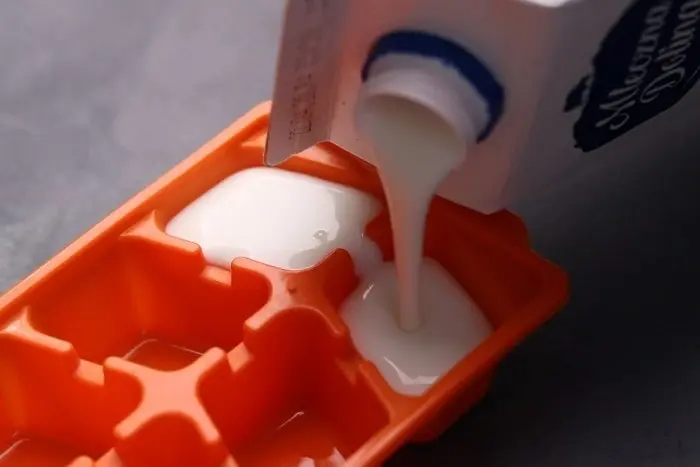 Verter el suero de leche en la bandeja de cubitos de hielo