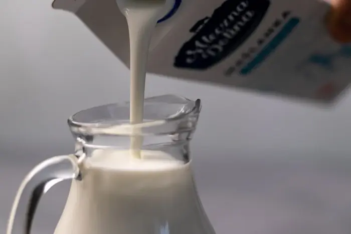 Verter el suero de leche