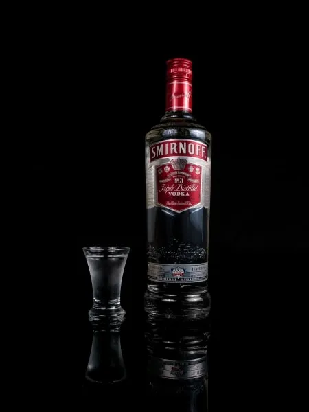 Vodka Smirnoff y vaso de chupito