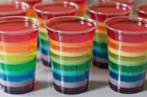 Tazas de gelatina de colores