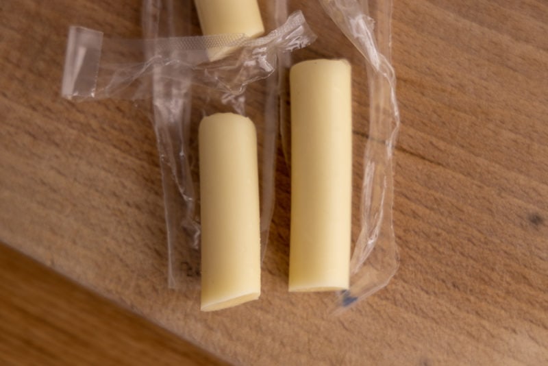 Corte de queso en tiras: congelado y descongelado a la derecha
