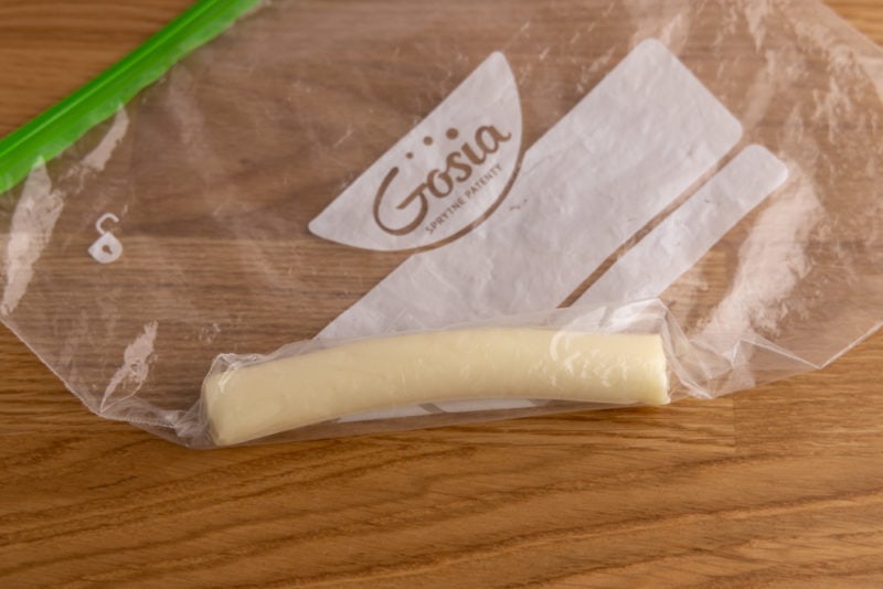 Envolver una barra de queso en una bolsa para congelar