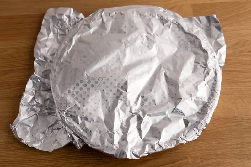 Pastel de calabaza envuelto en papel de aluminio